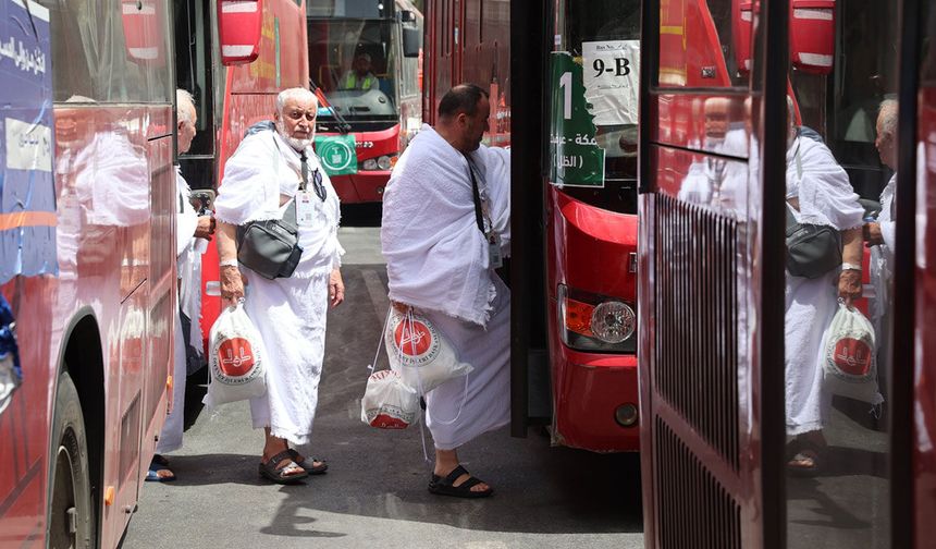 HACI ADAYLARININ ARAFAT YOLCULUĞU BAŞLADI