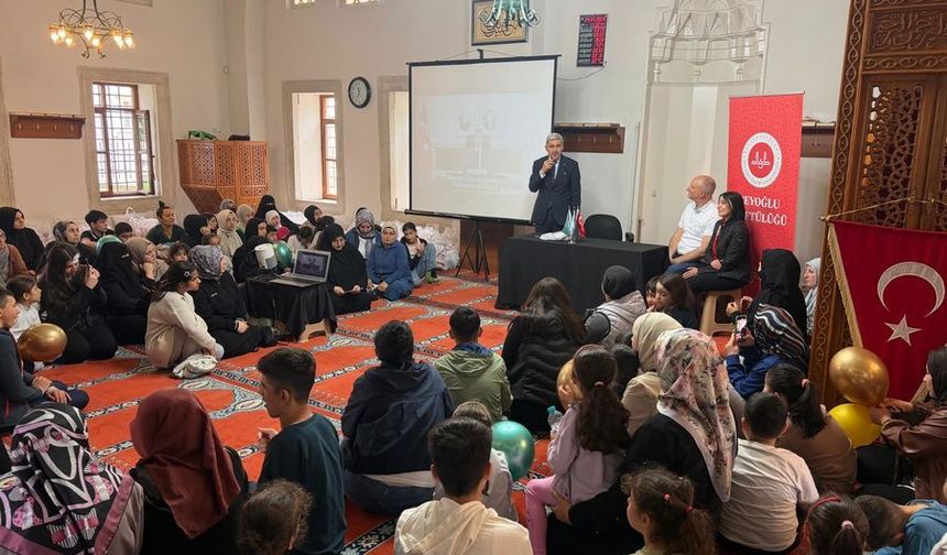 Beyoğlu’nda çocuklar bayram hediyesi ile sevindi