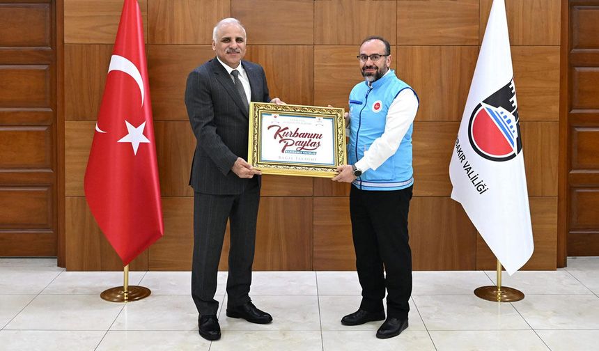 VALİ ZORLUOĞLU KURBANINI TDV'YE EMANET ETTİ