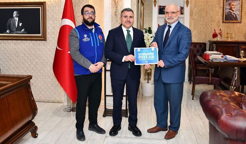 Gümüşhane Valisi Atay, kurbanını TDV'ye emanet etti