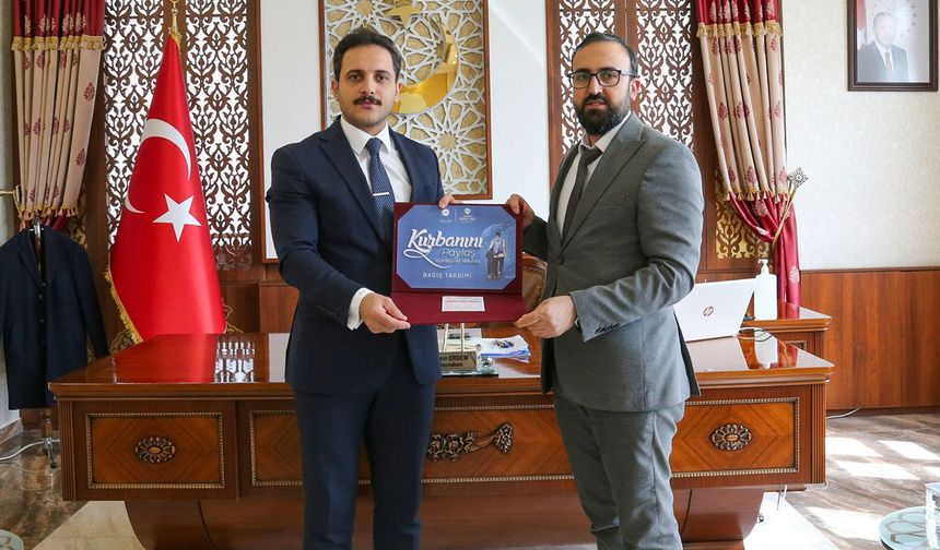 Gürpınar Kaymakamı Erdem, kurbanını TDV’ye verdi