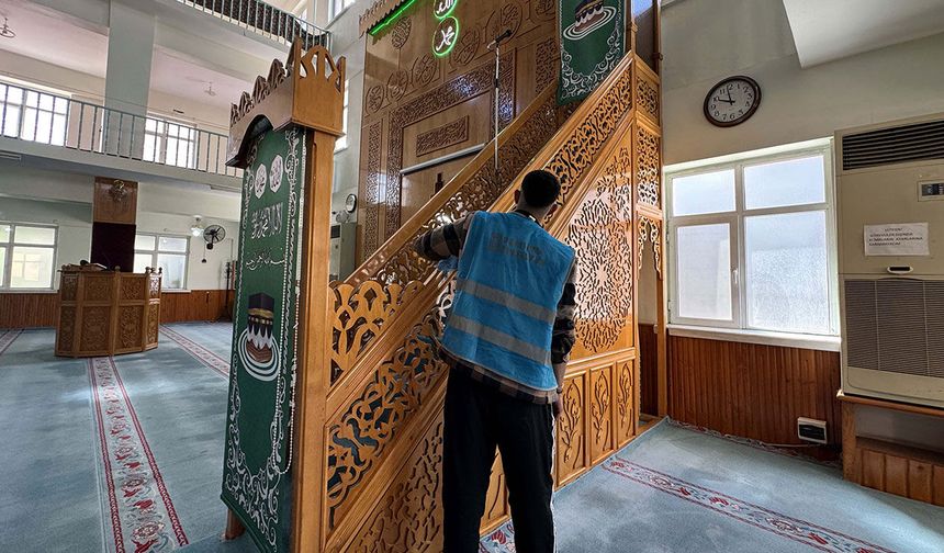 YÜKÜMLÜLER CAMİLERDE BAYRAM TEMİZLİĞİ YAPTI
