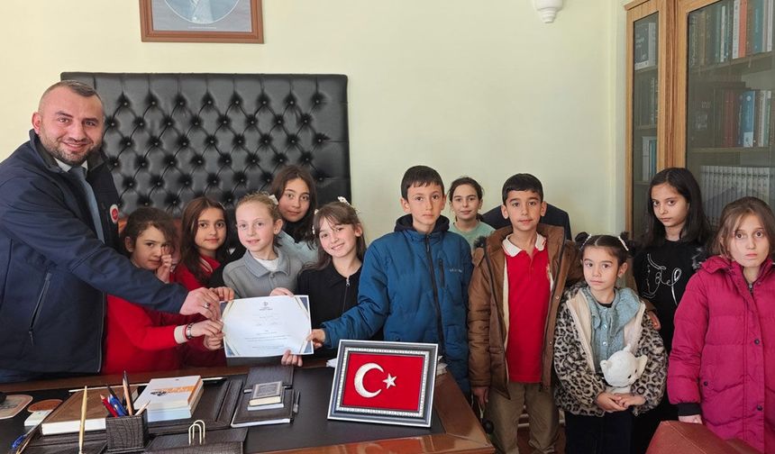 Köse'deki ilkokul öğrencilerinden Filistin'e destek
