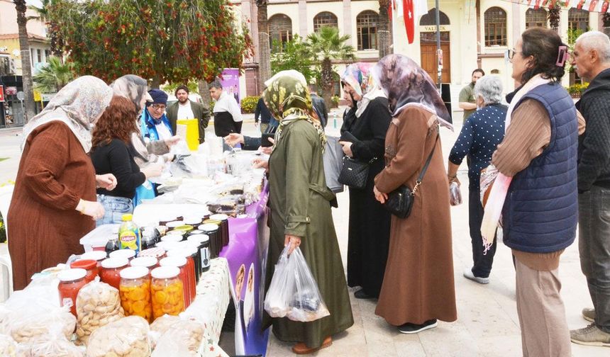 Manisa'da evlenecek çiftlere destek için hayır çarşısı açıldı