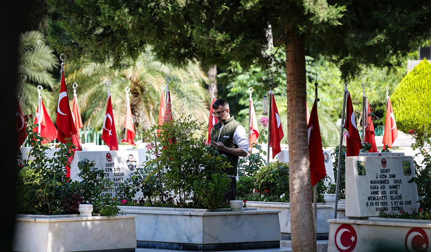 ŞEHİTLİKLERE BAYRAM ZİYARETİ