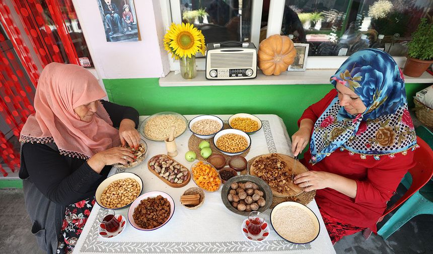 Aşure kazanları bolluk ve bereket için kaynıyor