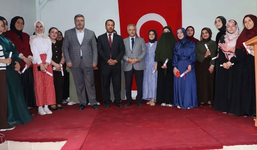 Bitlis'te manevi danışmanlık faaliyetlerine katılan gençler mezun oldu