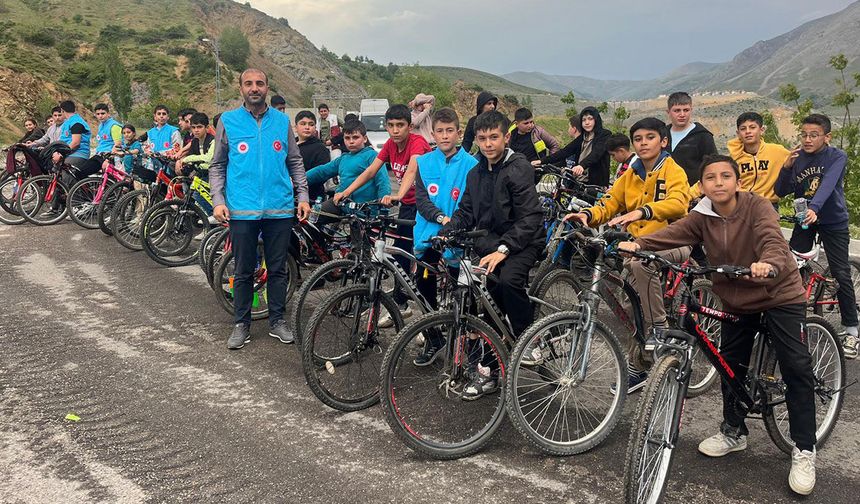Çelikhan'da gençler kardeşliğe pedal çevirdi
