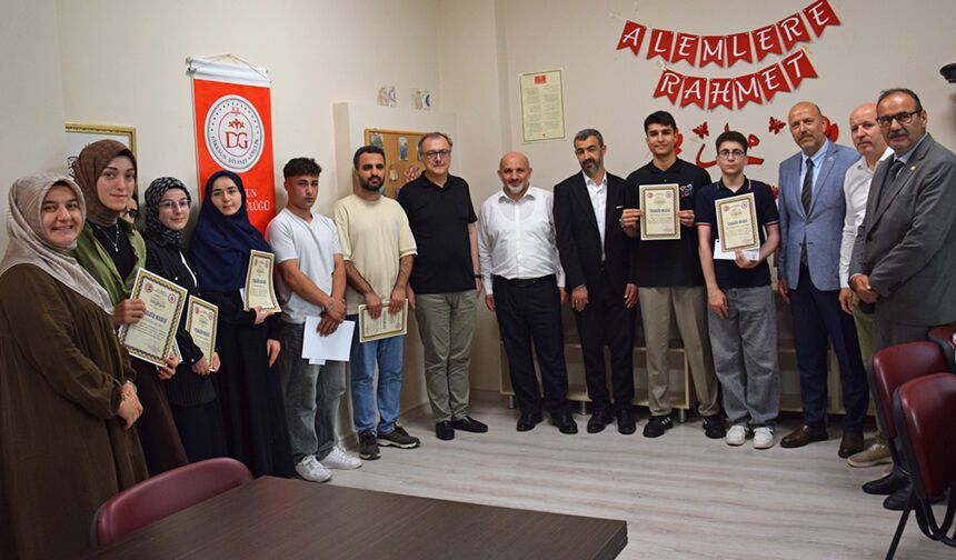 Giresun’da umre ödüllü bilgi yarışması ödülleri verildi