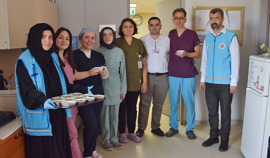 Hasta yakınları ve sağlık çalışanlarına aşure ikramı