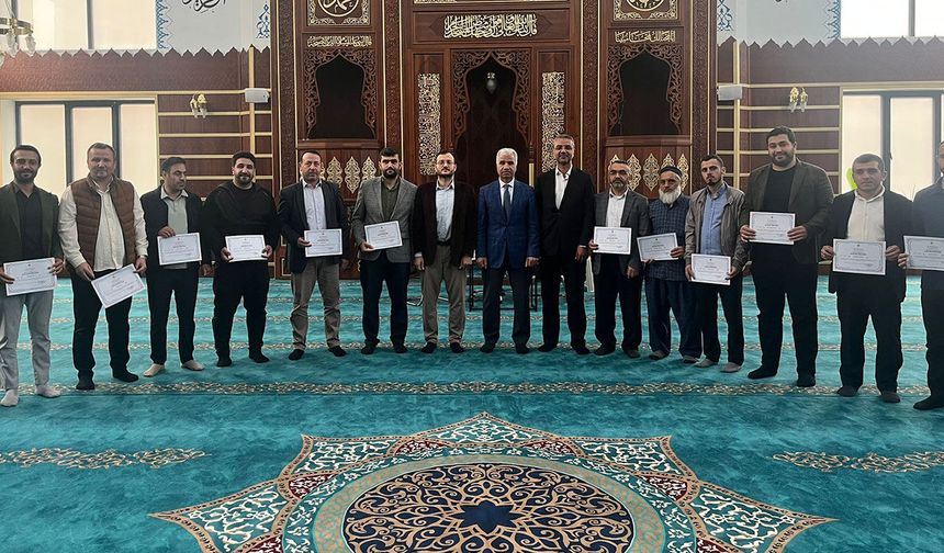 Kaynarca'da din görevlileri hafızlıklarını muhafaza ediyor