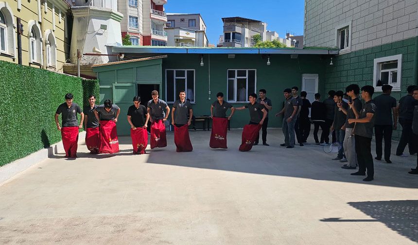 Siirt'te gençler minare gölgesinde eğlendi