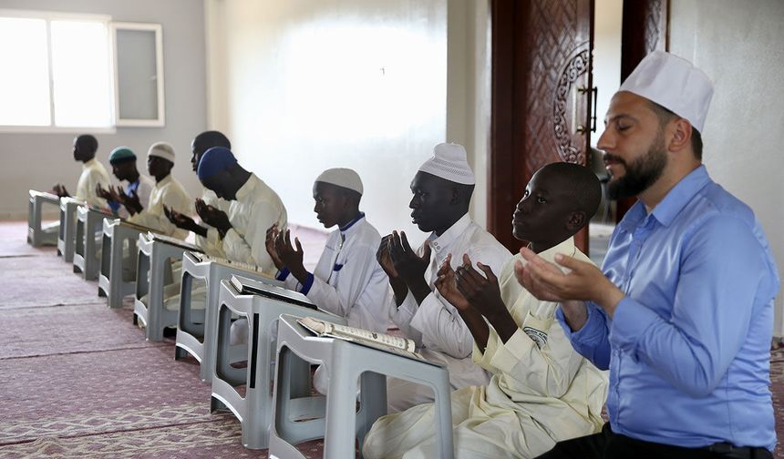 DİYANET UGANDA'DA HAFIZLIK EĞİTİMİ VERİYOR