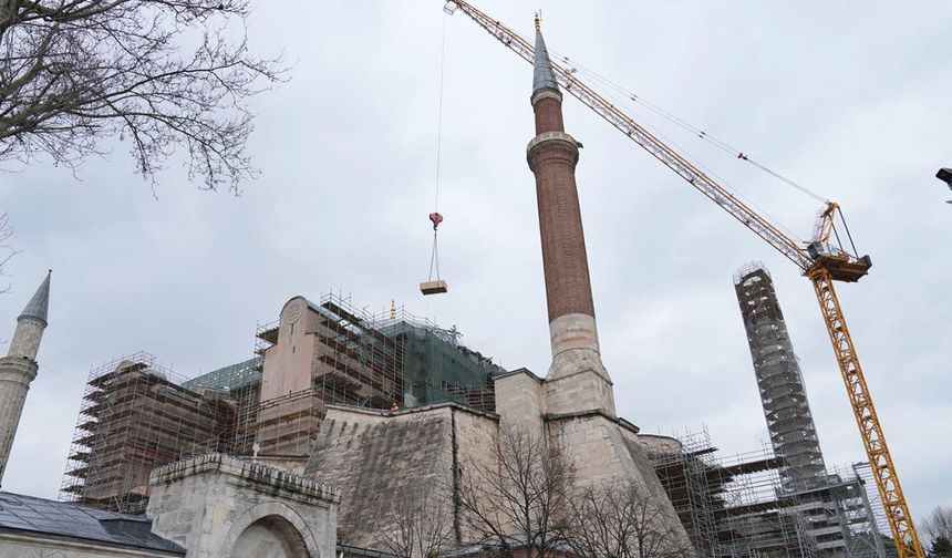 Ayasofya'nın ana kubbesindeki restorasyon çalışmalarında yeni aşamaya geçildi