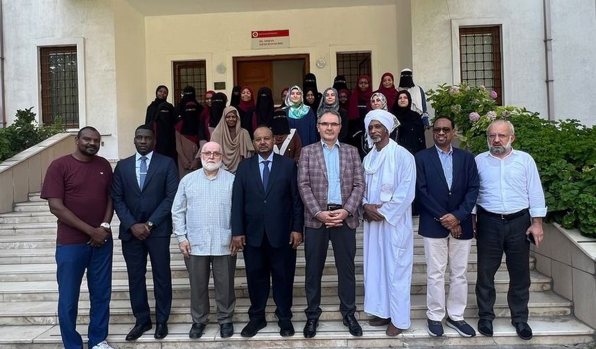 Sudan İstanbul Başkonsolosu Dirar öğrencileri ziyaret etti