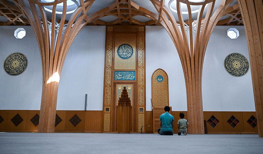 DİYANET'İN DESTEĞİYLE İNŞA EDİLEN CAMBRİDGE MERKEZ CAMİİ'NE TARİHİ ZİYARET