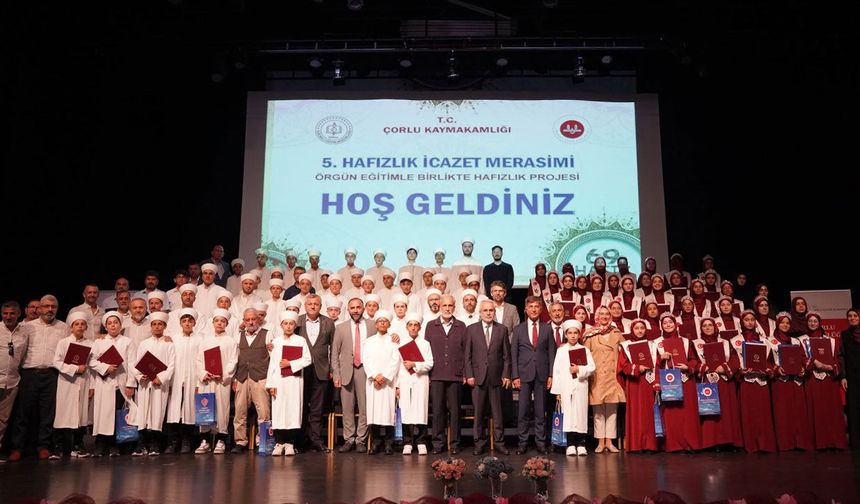 ÖRGÜN EĞİTİMLE HAFIZ OLDULAR