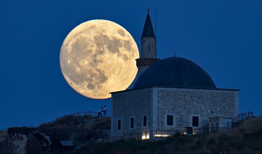 ZİRVEDEKİ TARİHİ CAMİ