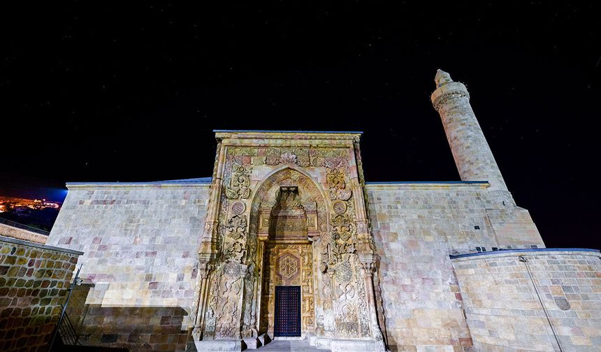 Motif motif işlenen taşlarda gölgeler yüzyıllardır kıyama duruyor