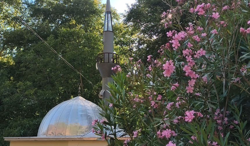 Dünyanın en küçük camisi ziyaretçilerini ağırlıyor