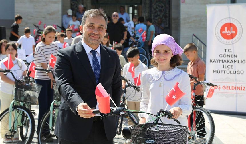 Gönen'de 70 öğrenciye bisiklet hediye edildi
