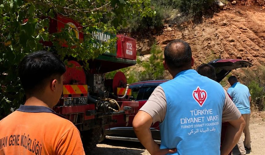 Kaş'ta din görevlileri orman yangınlarıyla mücadeleye destek oluyor