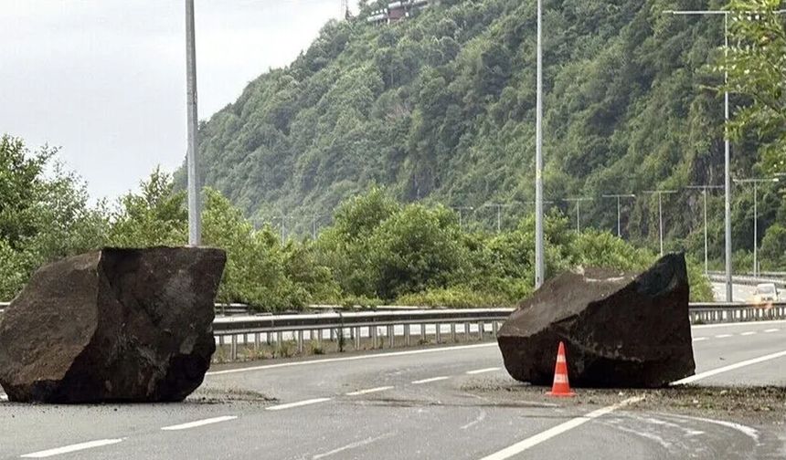 Rize'de yamaçtan kopan kaya parçaları Karadeniz Sahil Yolu'na düştü