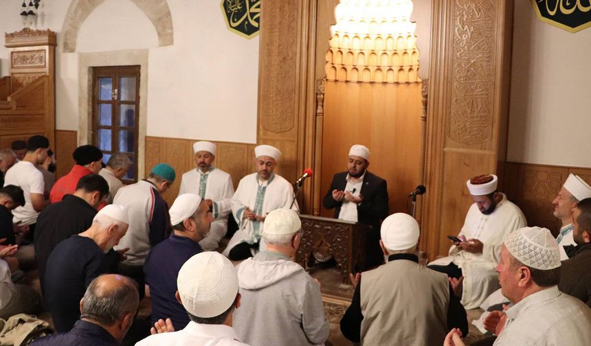 Tarihi Meydan Camii'nde hatimli sabah namazı geleneği sürüyor