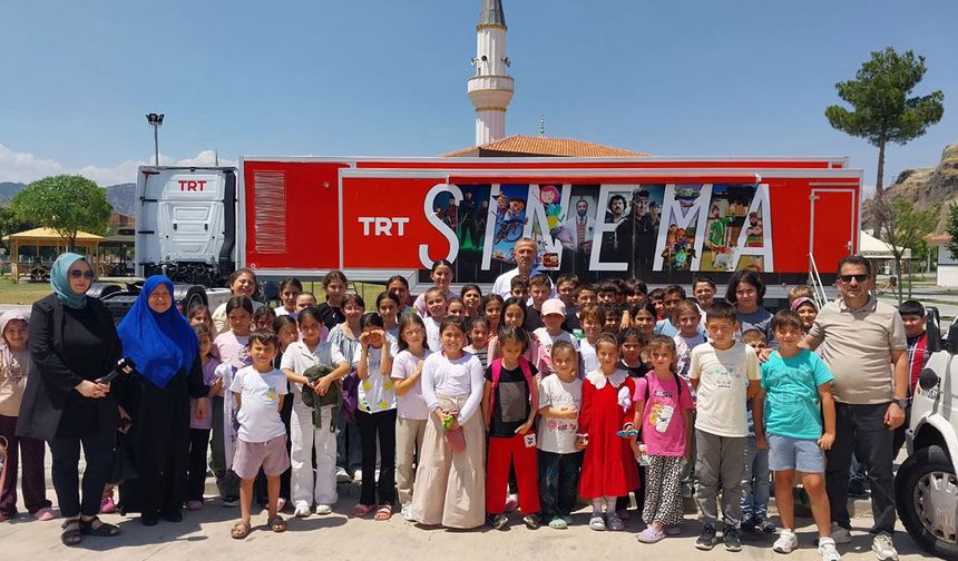 TRT Sinema Tırı, Osmancık'ta çocuklarla buluştu