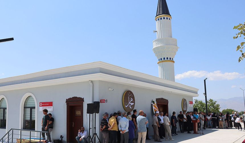 Erzincan'da hayırseverin yaptırdığı cami açıldı