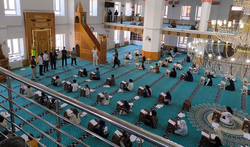 Erciş’te Yaz Kur’an Kursu Öğrencileri Bilgide Yarıştı