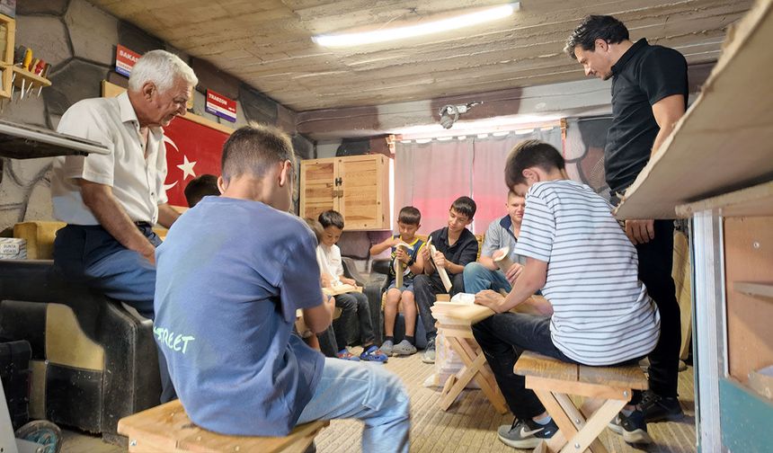 İMAMIN ATÖLYESİNDE ÇOCUKLARA BECERİ, MAHALLEYE HİZMET KAZANDIRILIYOR