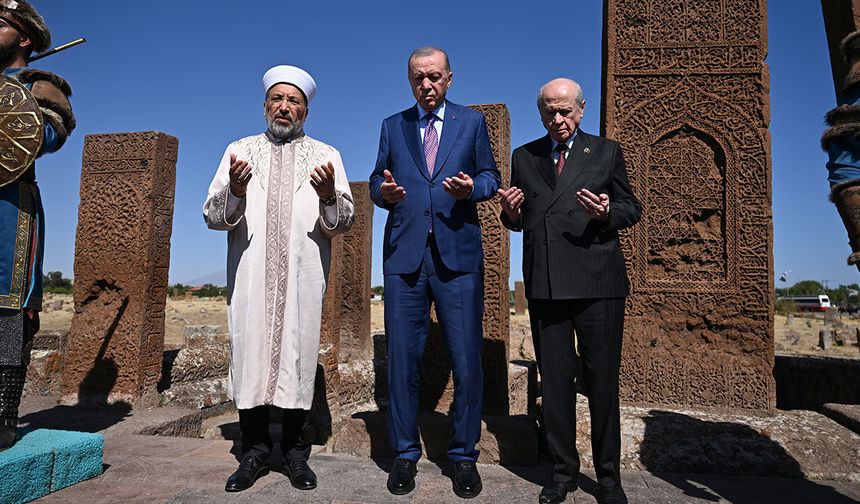 AHLAT'TA ŞEHİTLER DUALARLA ANILDI
