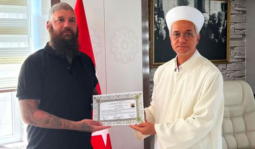 MACARİSTAN'DAN TATİLE GELDİ, MÜSLÜMAN OLDU