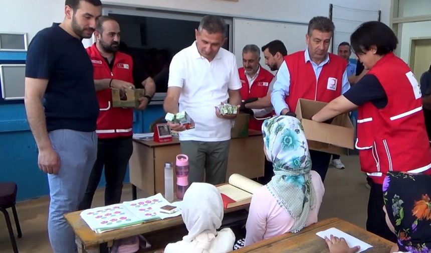 KIZILAY'DAN YAZ KURAN KURSU ÖĞRENCİLERİNE İKRAM