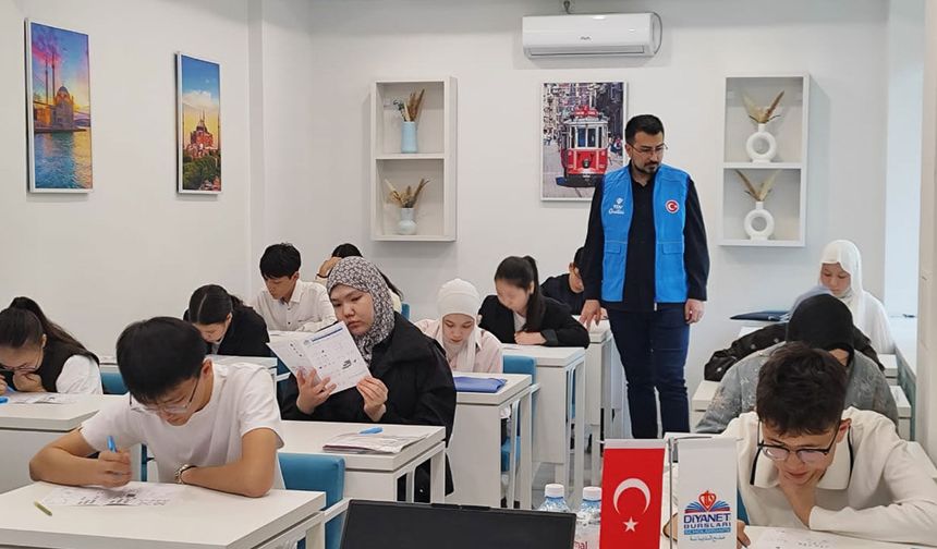 TDV, DİYANET BURSLARI’YLA BİNLERCE ÖĞRENCİYE DESTEK OLUYOR
