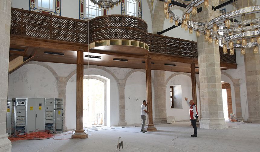TARİHİ HACI YUSUF TAŞ CAMİİ'NDE KALEM İŞLERİ DEVAM EDİYOR