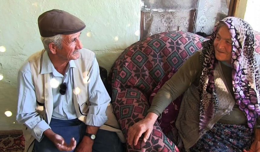 HAYIRSEVERLERİN DESTEĞİYLE 53 YIL SONRA EŞİNİN SESİNİ İLK KEZ DUYDU