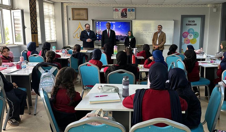 Ağrı'da kız öğrenciler örgün eğitimle hafızlık eğitimi alıyor