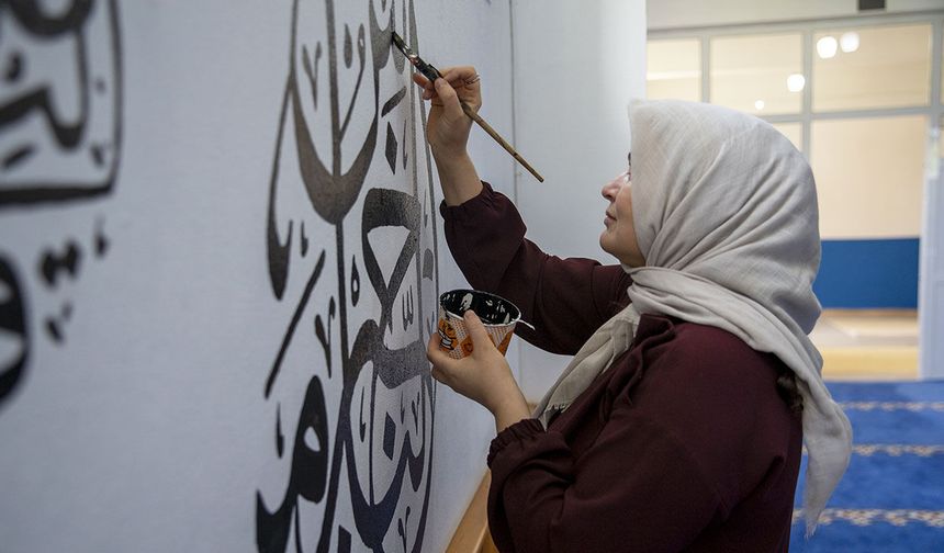 KADINLAR HAT SANATINI CAMİ VE MESCİT DUVARLARINA TAŞIDI