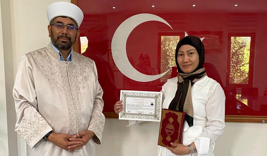 Kayseri'de iş arkadaşlarından etkilenen Filipinli kadın Müslüman oldu