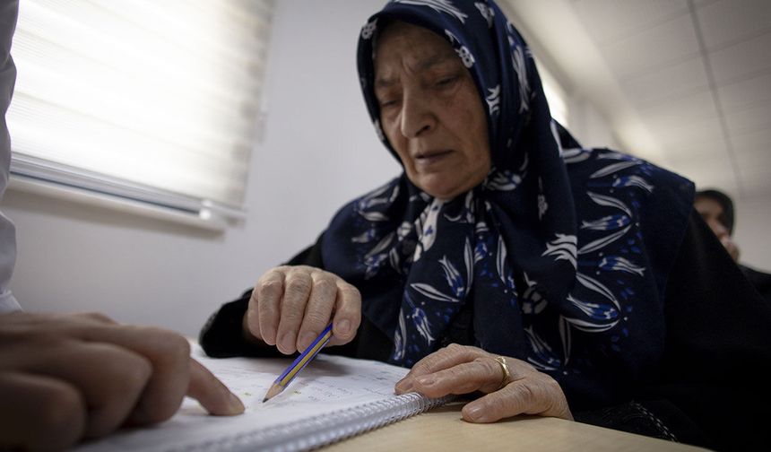 80 YAŞINDA OKUMA YAZMA ÖĞRENDİ