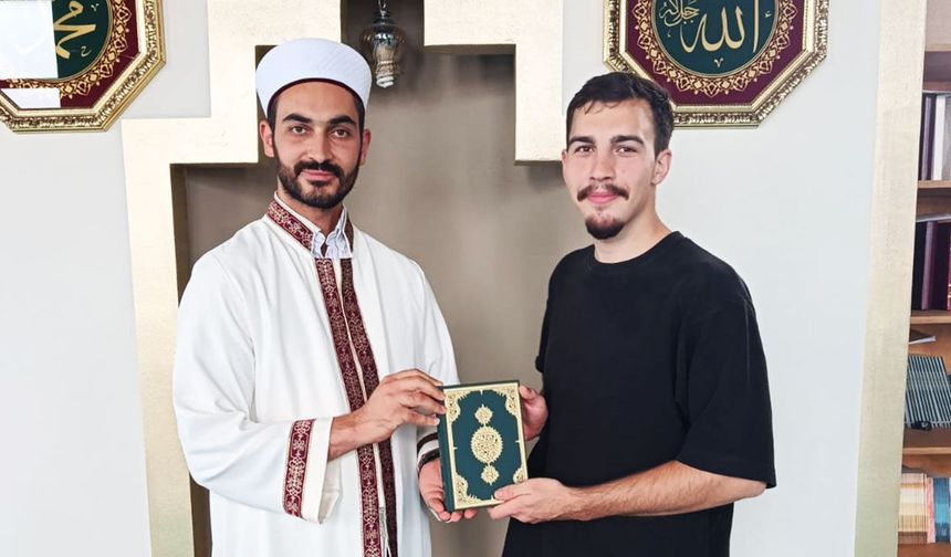 ROMEN GENÇ, TÜRK DİN GÖREVLİSİNİN REHBERLİĞİNDE MÜSLÜMAN OLDU