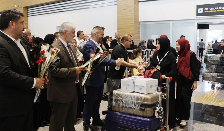 Tokat'ta umreden dönen hafızlar güllerle karşılandı