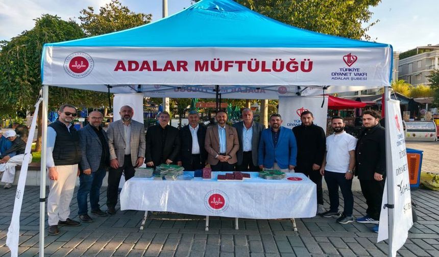 Adalar'da Müftülükten hediye kitap standı