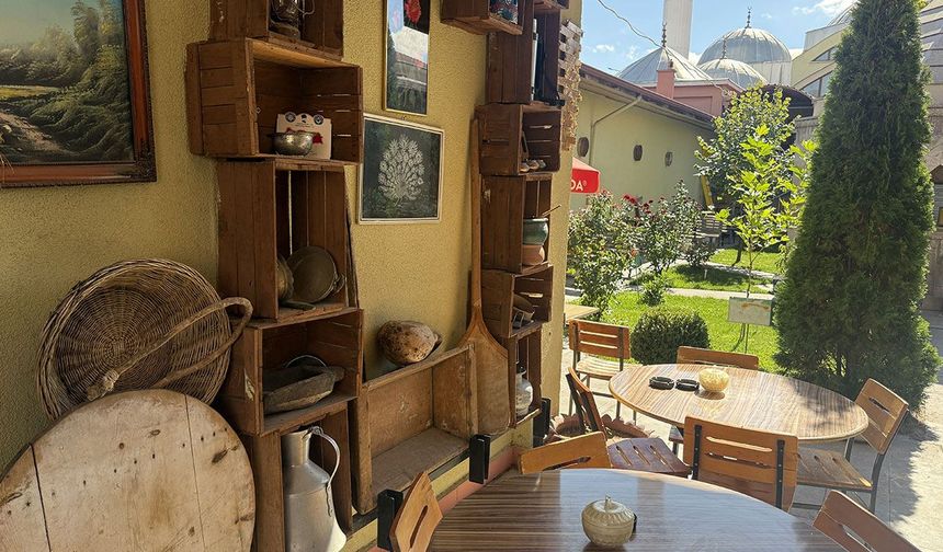 CAMİ BAHÇESİNDEKİ ÇAY OCAĞI MÜZEYİ ARATMIYOR