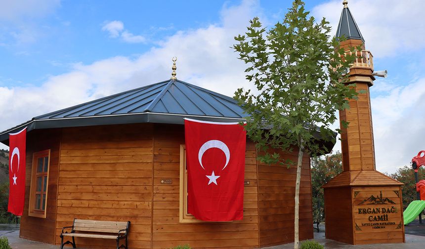 Erzincan'da kayak merkezinde yaptırılan cami ibadete açıldı