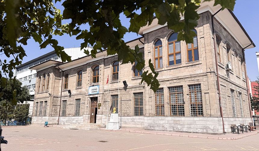 Taş binada başlayan eğitim 100 yıldır sürüyor