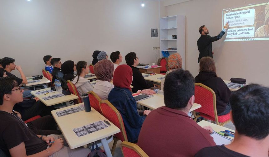 İMAM HATİPLİ GENÇLER TURİSTLERE İSLAM'I ANLATMAK İÇİN GÖNÜLLÜ OLDU