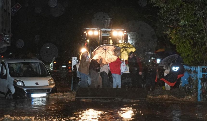 İSTANBUL'U SAĞANAK VURDU